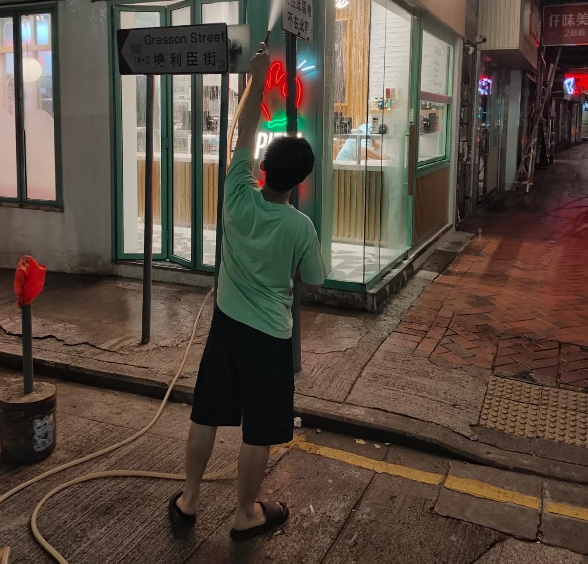 綠潔 LukGit 深夜店面招牌高壓清洗